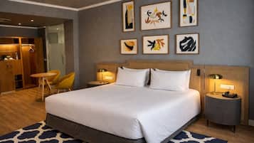 Selimut bulu angsa, minibar, brankas, dan meja kerja