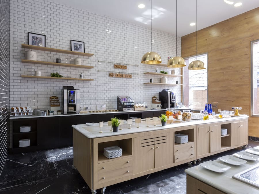 Frokostbuffé hver dag (EUR 15 per person)