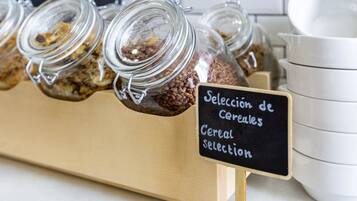 Se ofrece un desayuno bufé (15 EUR por persona)