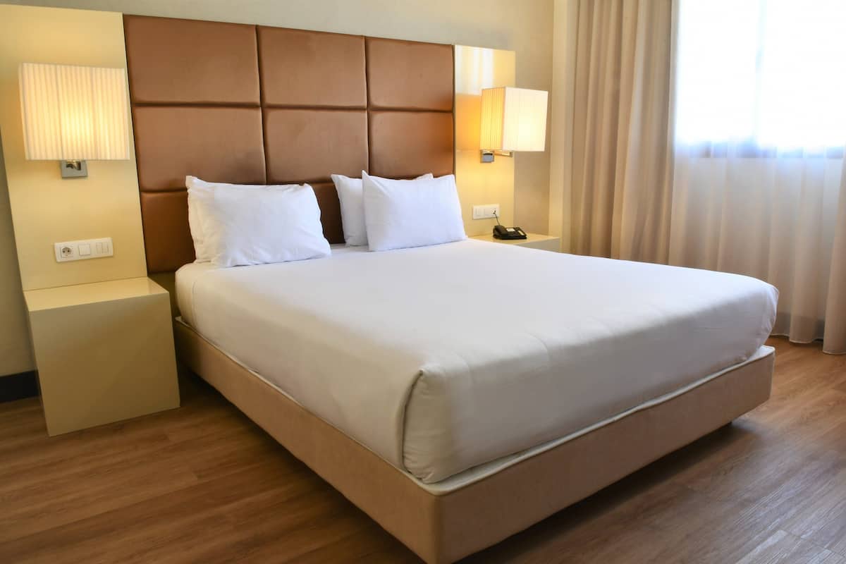 Minibar, brankas, meja kerja, dan tirai kedap cahaya