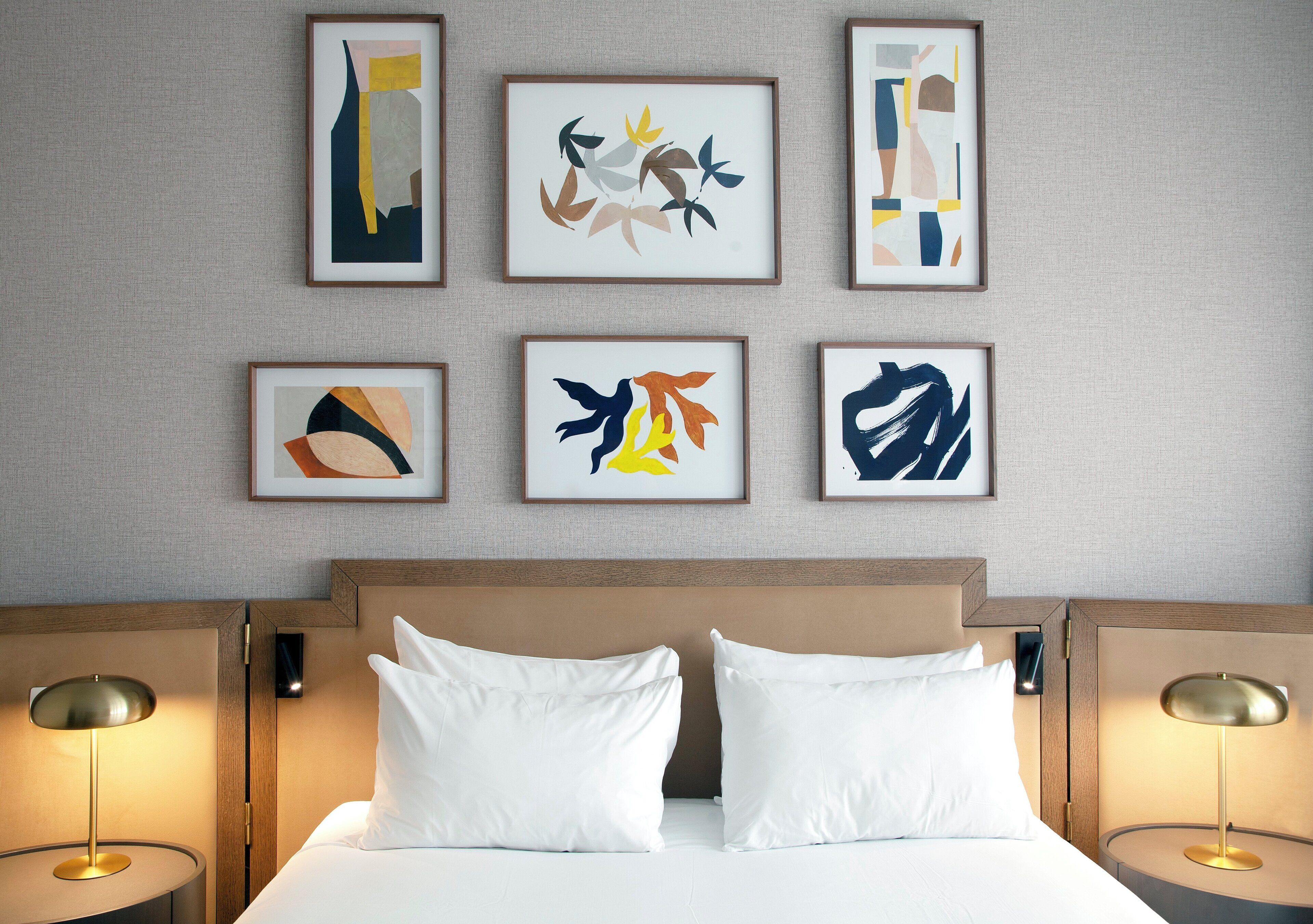 Een minibar, een kluis op de kamer, een bureau, verduisterende gordijnen