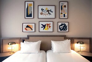 Een minibar, een kluis op de kamer, een bureau, verduisterende gordijnen