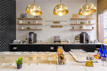 Frukost, lunch och middag serveras