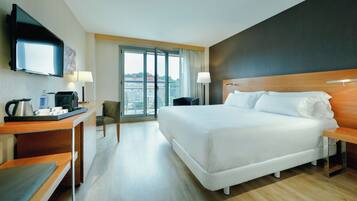 Bar mini, peti besi dalam bilik, meja, kalis bunyi