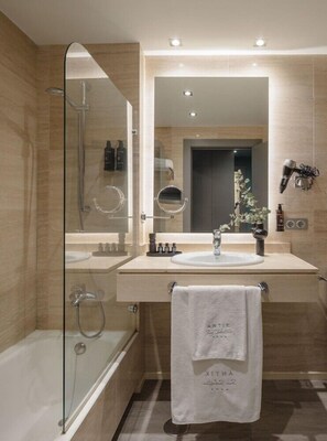 Bañera con ducha, artículos de tocador gratuitos, secador de pelo