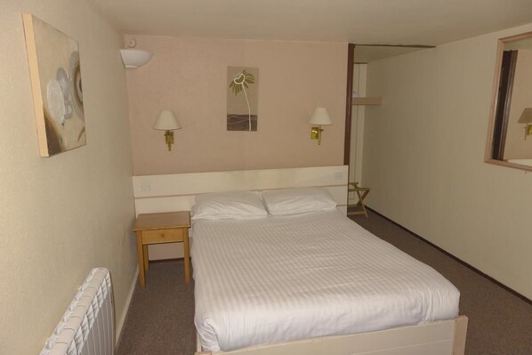 Chambre double | Bureau, fer et planche Ă repasser, accĂšs au Wi-Fi (inclus)