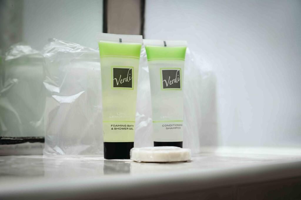 Dos botellas de gel de ducha y baño Verdi sobre una estantería.