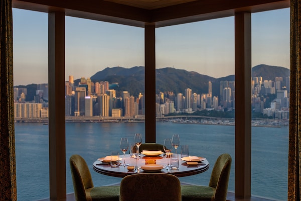 2 restaurants, breakfast, lunch, dinner served; international cuisine