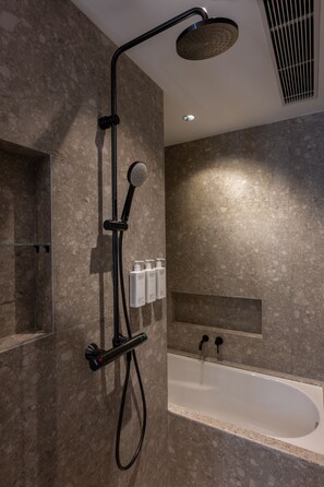 Suite, 1 King-Bett (Harbour) | Badezimmer | Regendusche, kostenlose Toilettenartikel, Haartrockner, BademÀntel