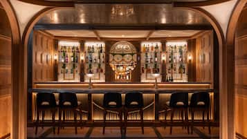 2 restaurants; breakfast, lunch and dinner served