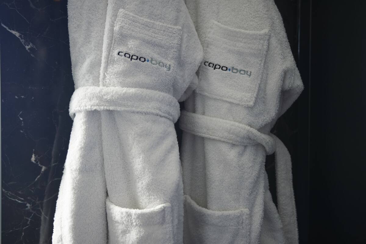 junior suite, sea view | bathroom amenities | combined shower/bathtub, rainfall showerhead, free toiletries