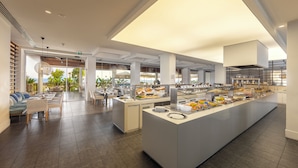 Un hall d’hôtel moderne doté d’un espace buffet central, de différents types de sièges et offrant une vue sur l’extérieur.
