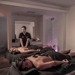 Salas de tratamiento para parejas, un sauna, una bañera de hidromasaje