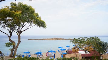 Plage à proximité, chaises longues, parasols, serviettes de plage