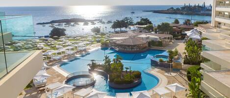 Piscine couverte, 2 piscines extérieures, chaises longues