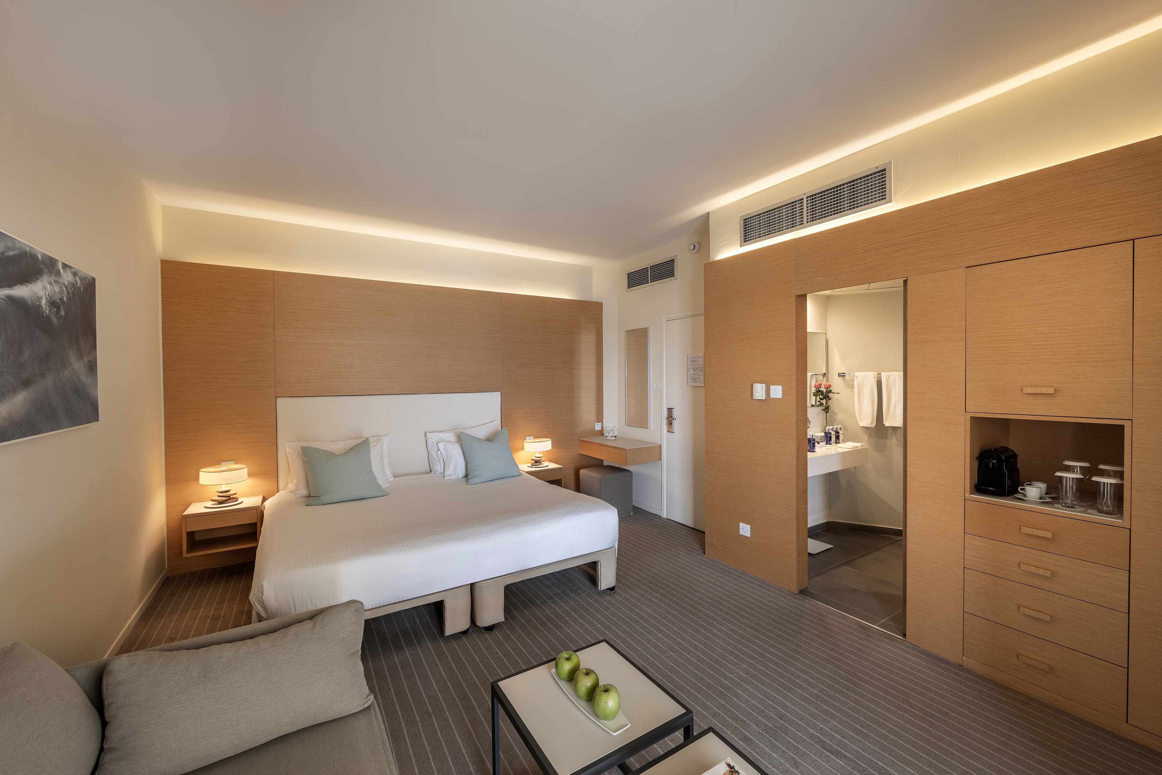 Ropa de cama de alta calidad y minibar 