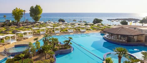 Una piscina cubierta, 2 piscinas al aire libre, tumbonas