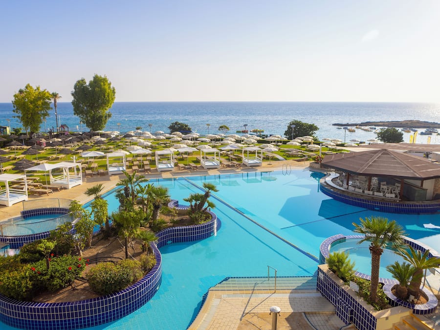 SisÀuima-allas, 2 ulkouima-allasta, aurinkotuoleja