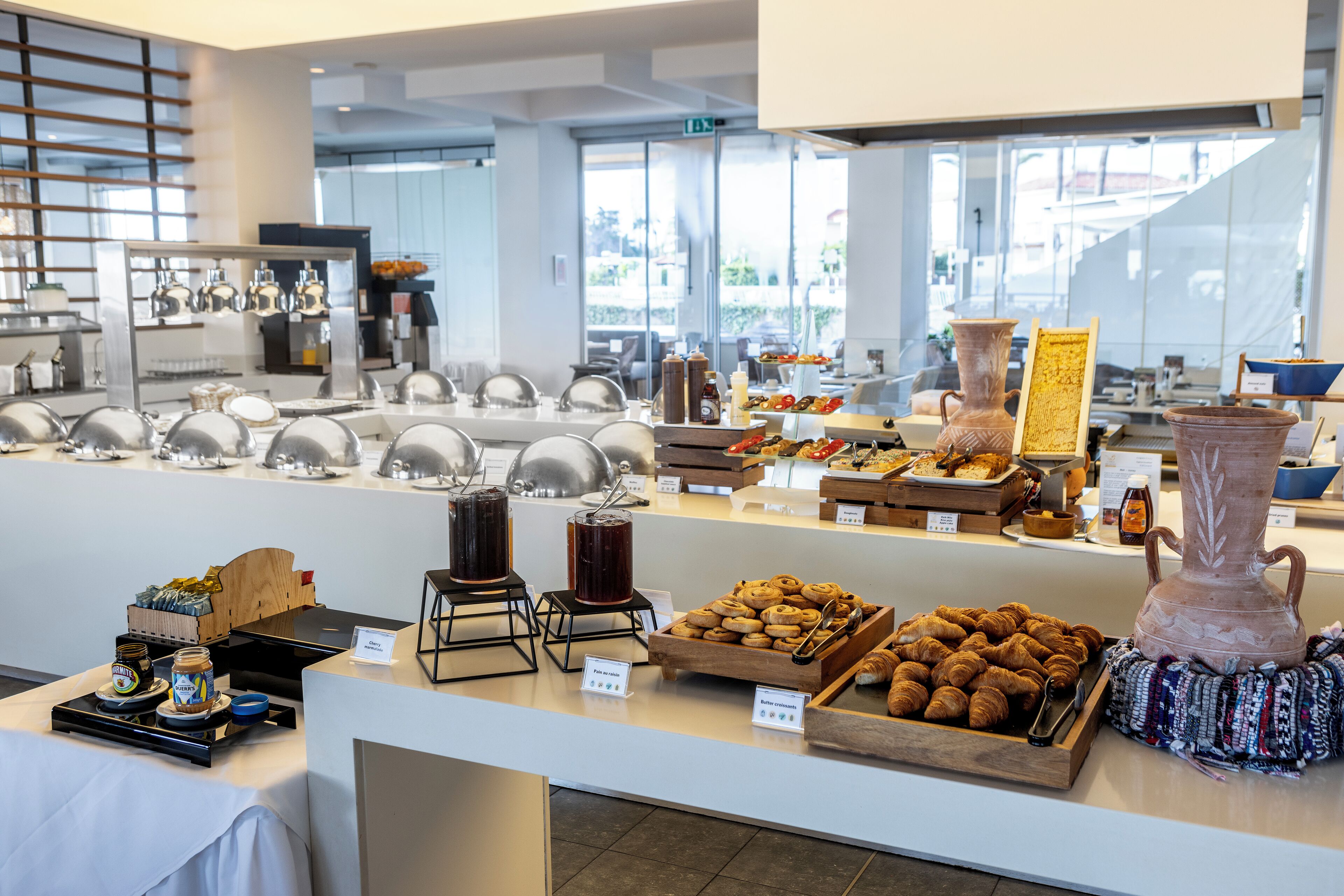 Ein reichhaltiges Buffet mit verschiedenen Speisen und einer Kaffeestation.