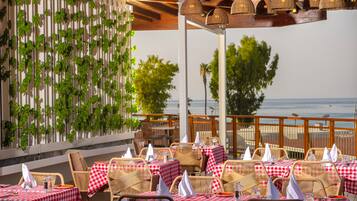 4 restaurants; breakfast, lunch, and dinner served