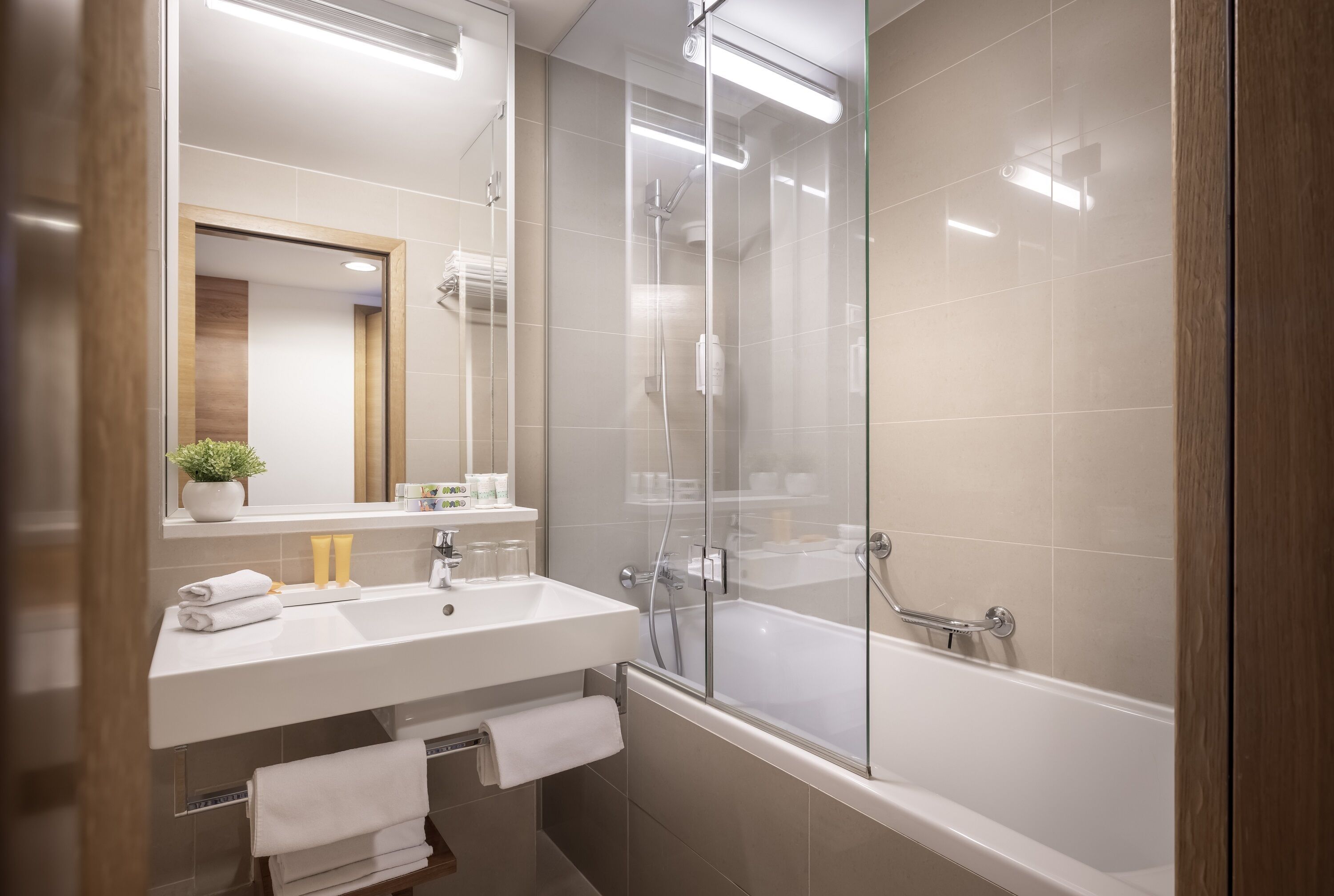 junior suite for 2+2 seaside - casa sanfior | bathroom | hair dryer, towels