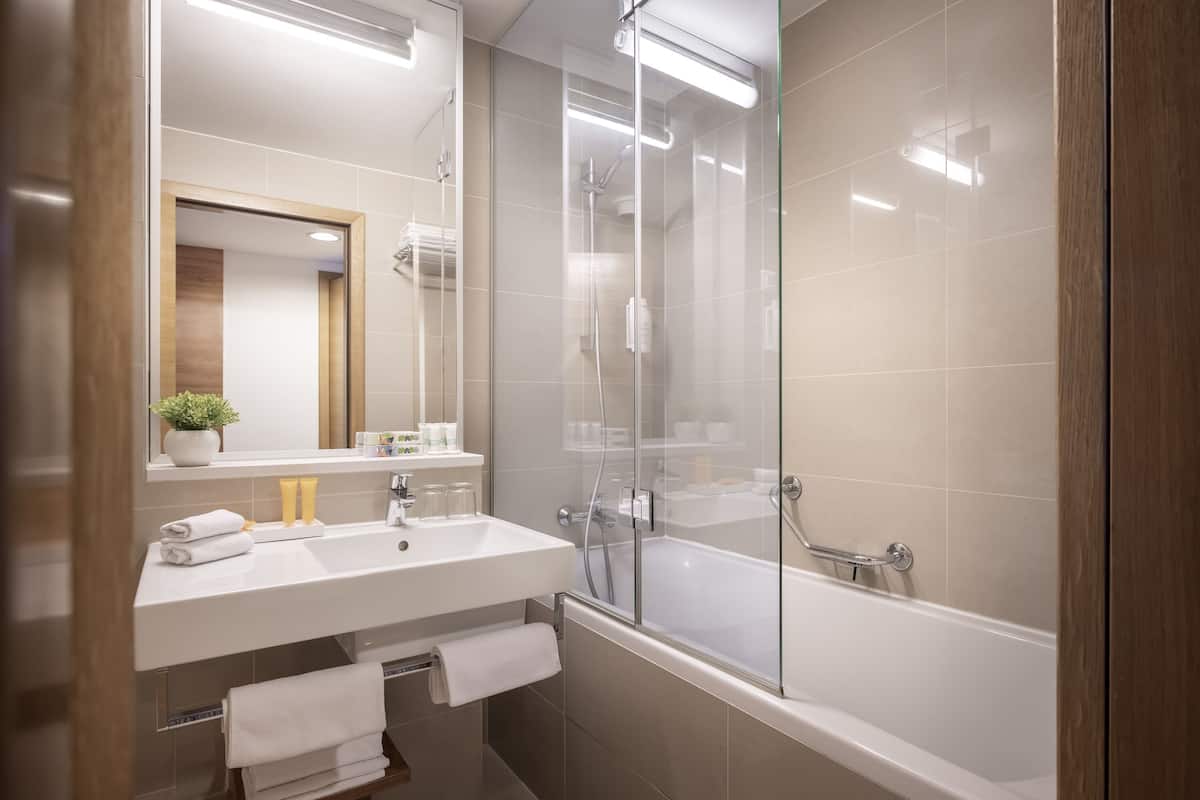 junior suite for 2+2 seaside - casa sanfior | bathroom | hair dryer, towels