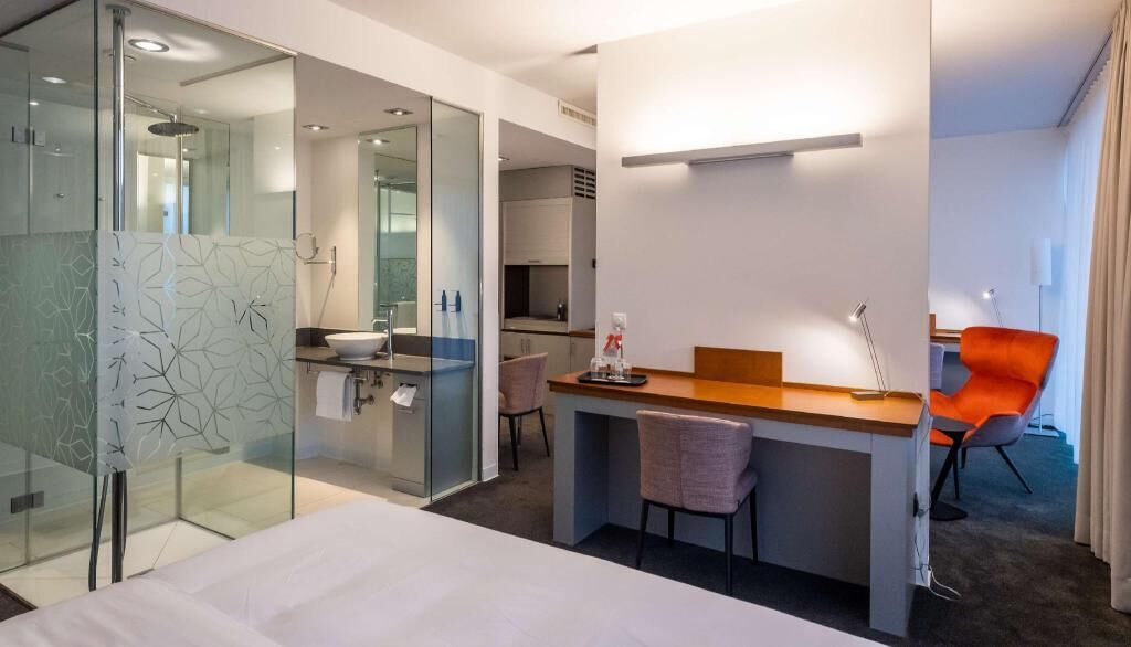 Hypo-allergenic bedding, Select Comfort beds, minibar, in-room safe