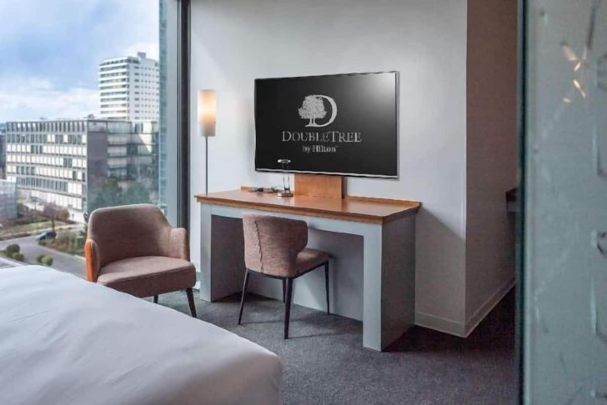 Seprai antialergi, tempat tidur Select Comfort, minibar, dan brankas