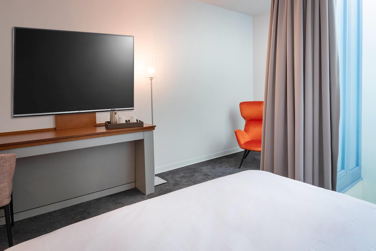 Standard Room, 1 Queen Bed | Hypo-allergenic bedding available, Select Comfort beds, minibar
