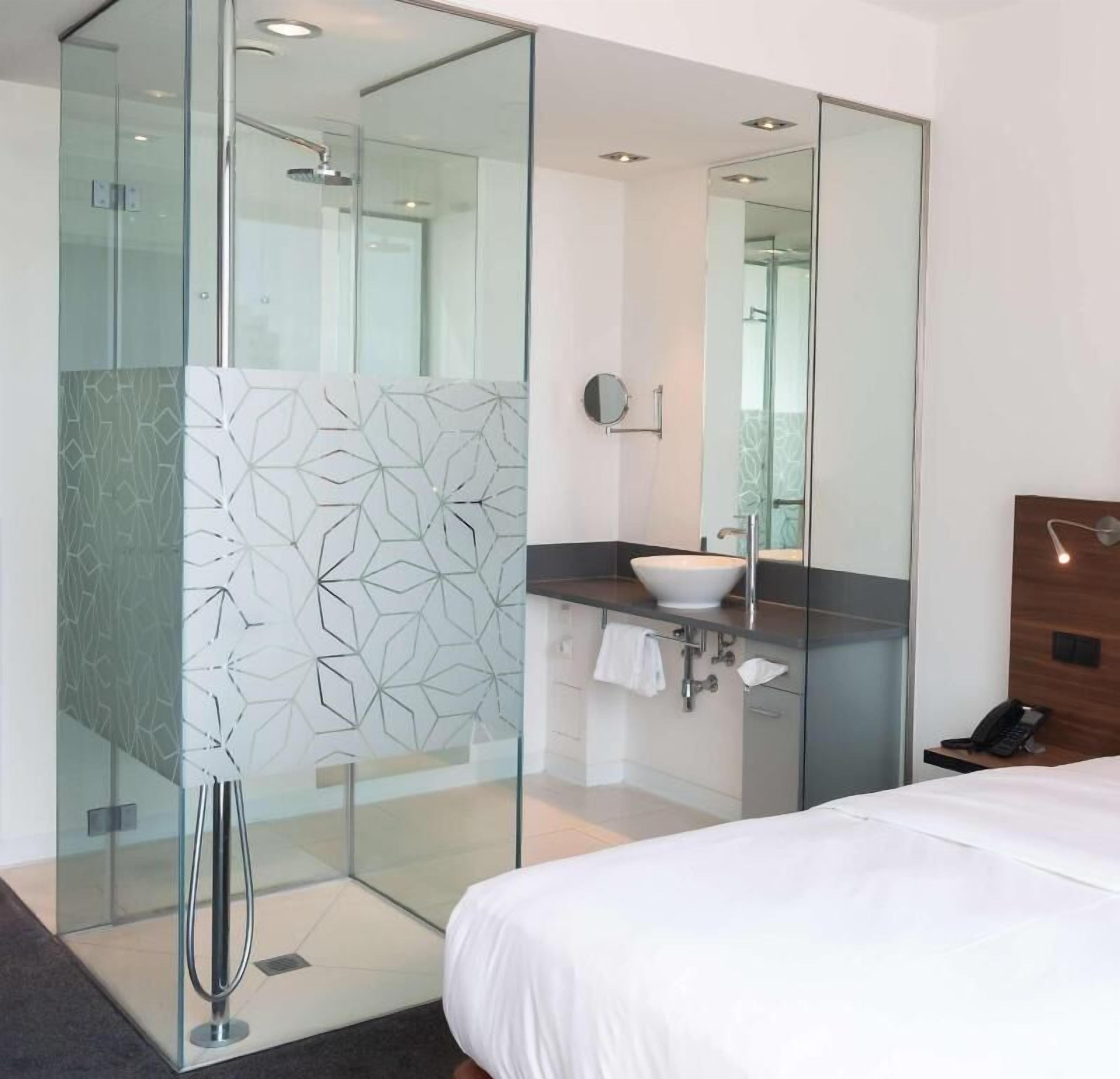 Hypo-allergenic bedding, Select Comfort beds, minibar, in-room safe