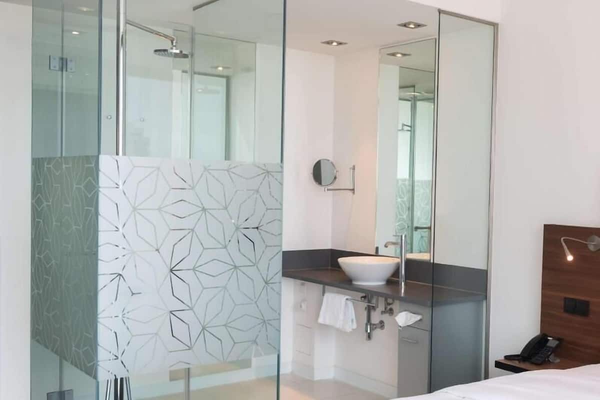 Hypo-allergenic bedding, Select Comfort beds, minibar, in-room safe