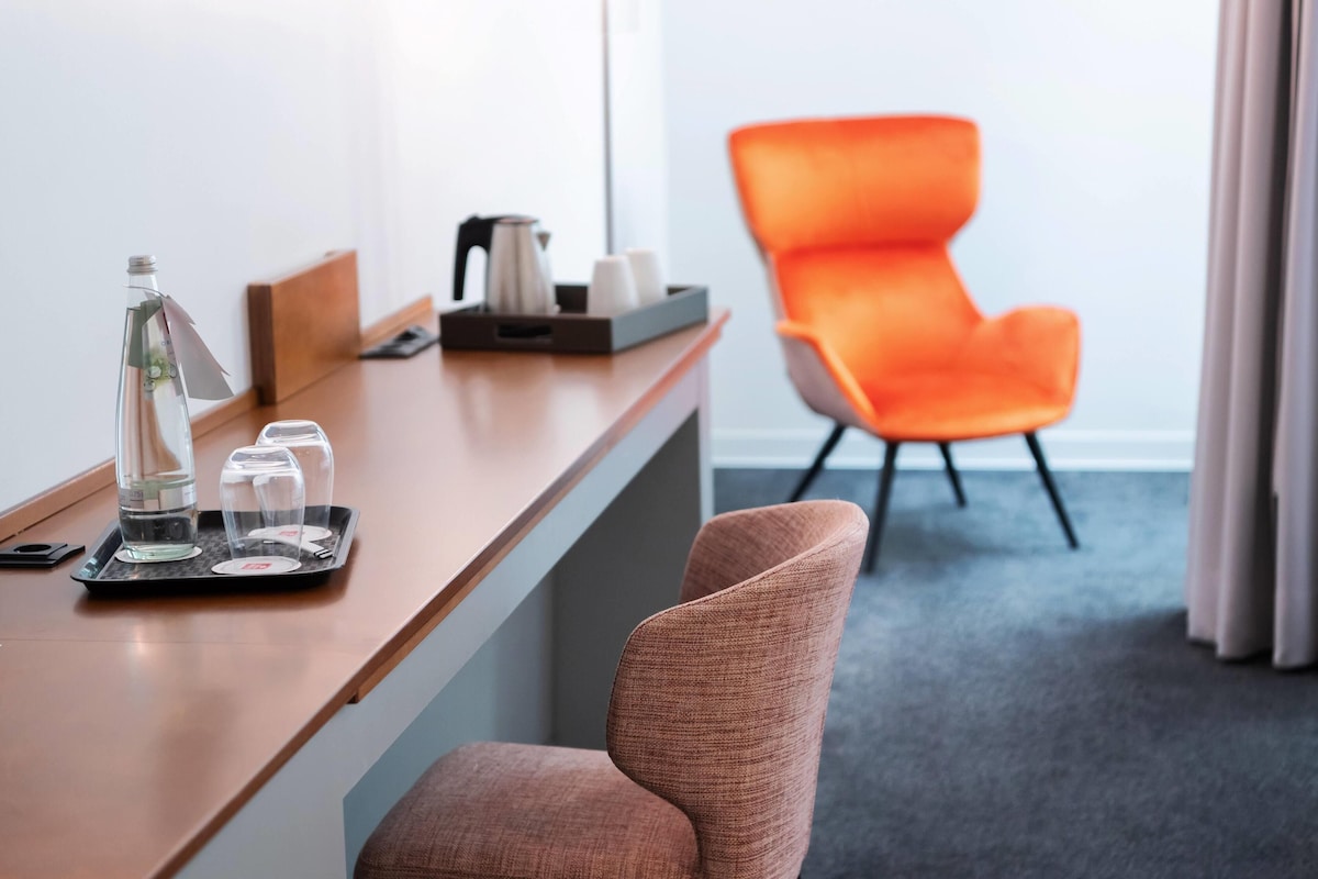 Room, 1 King Bed, Accessible | Hypo-allergenic bedding available, Select Comfort beds, minibar