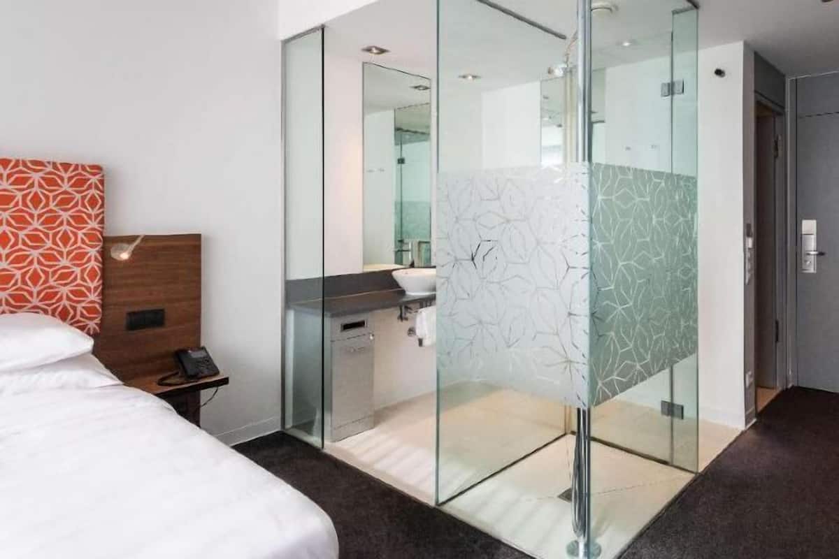 Hypo-allergenic bedding, Select Comfort beds, minibar, in-room safe