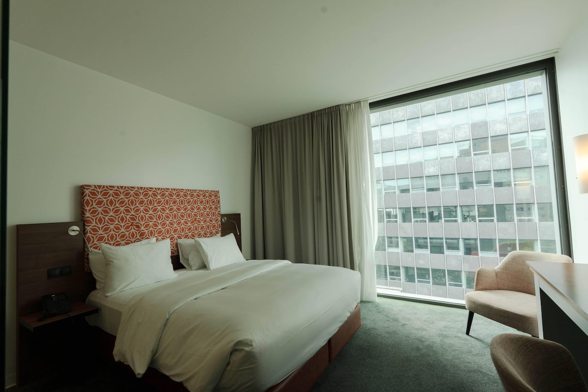 Deluxe Room, 1 Queen Bed | Hypo-allergenic bedding available, Select Comfort beds, minibar