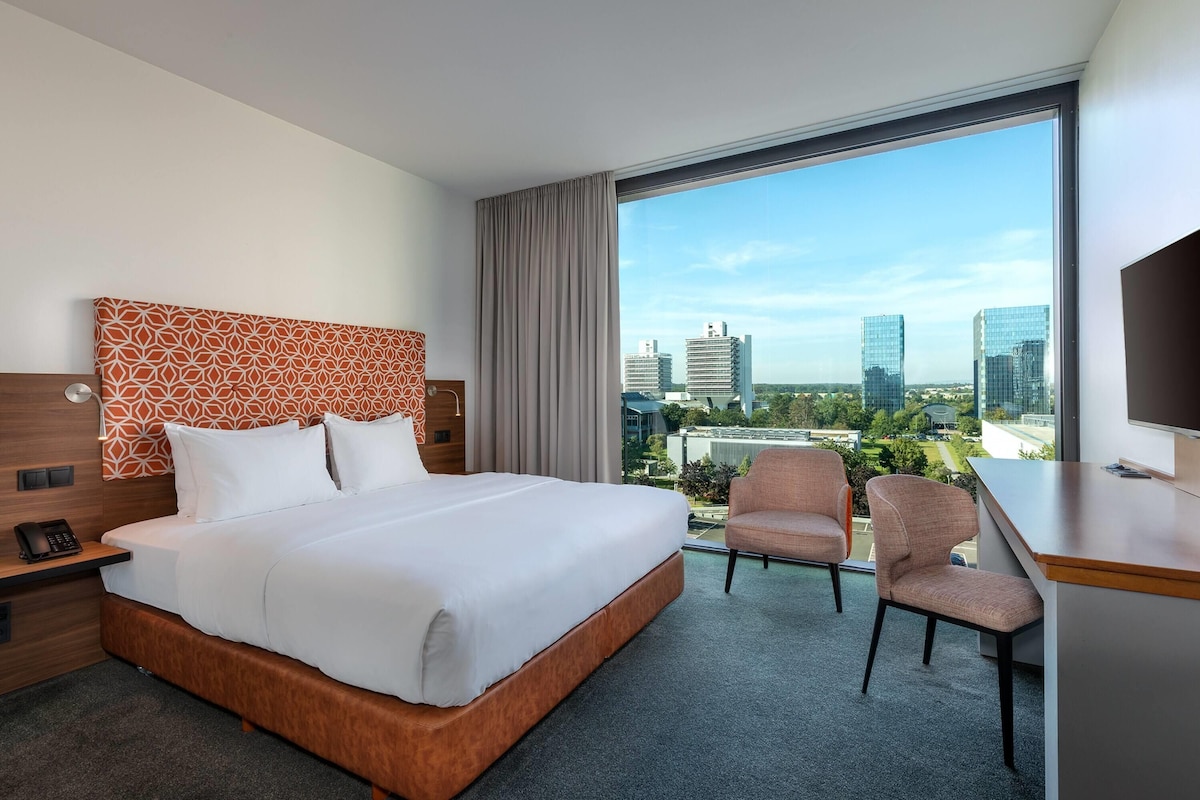 Junior Suite, 1 King Bed | Hypo-allergenic bedding available, Select Comfort beds, minibar