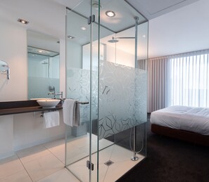 Suite, 1 Bedroom | Bathroom | Combined shower/bathtub, free toiletries, hair dryer, slippers - DoubleTree by Hilton Frankfurt Niederrad (Frankfurt)