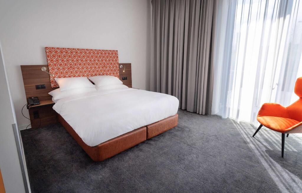 Hypo-allergenic bedding, Select Comfort beds, minibar, in-room safe