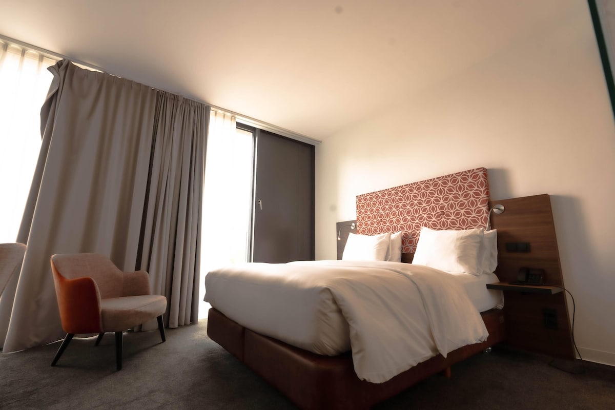 Superior Room, 1 Queen Bed | Hypo-allergenic bedding available, Select Comfort beds, minibar