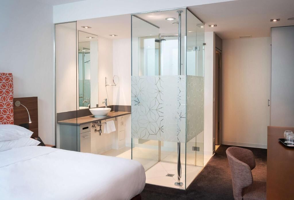 Hypo-allergenic bedding, Select Comfort beds, minibar, in-room safe