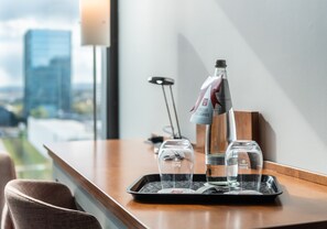 Hypo-allergenic bedding, Select Comfort beds, minibar, in-room safe - DoubleTree by Hilton Frankfurt Niederrad (Frankfurt)