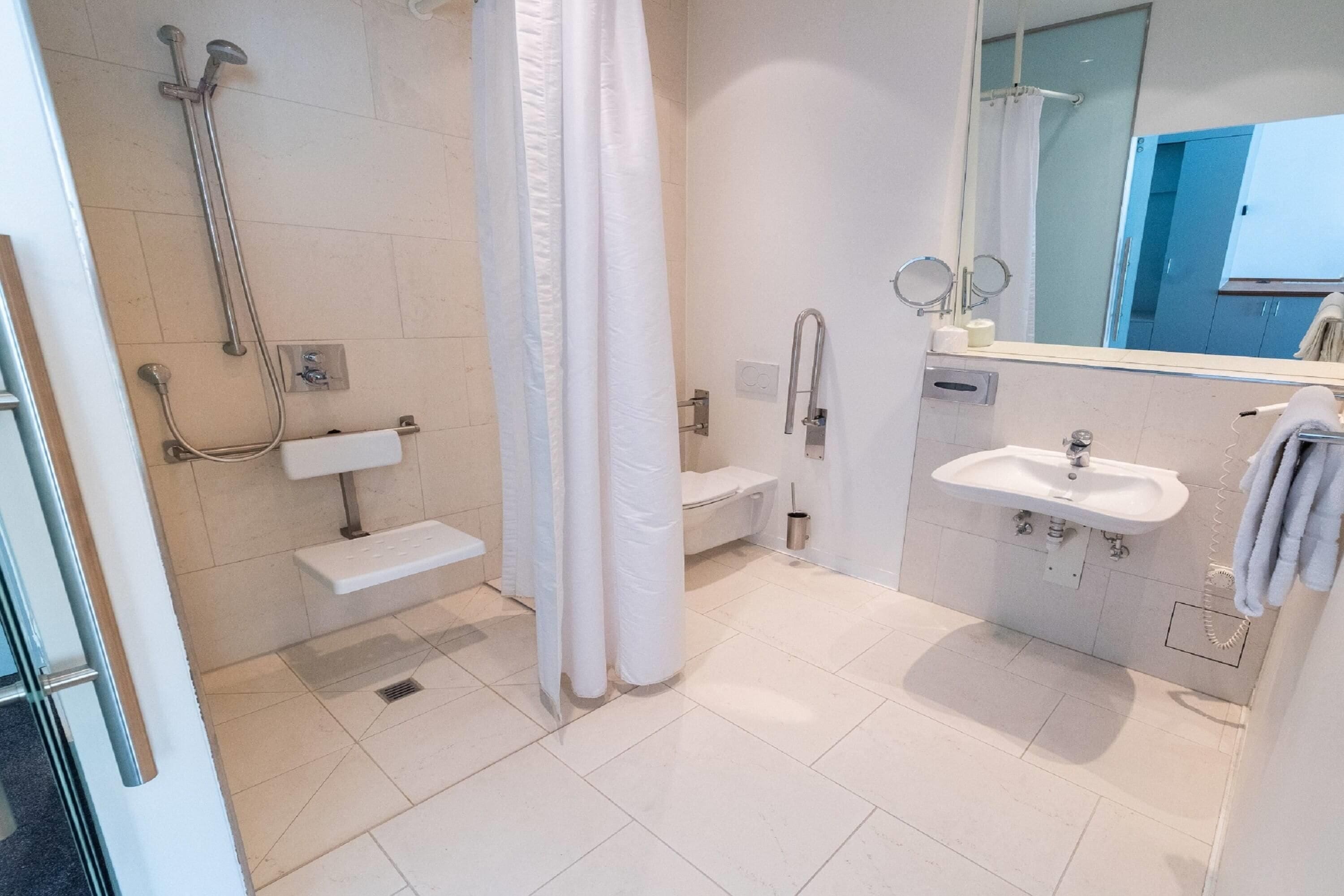 Ein modernes Badezimmer mit Dusche, Toilette und Waschbecken.