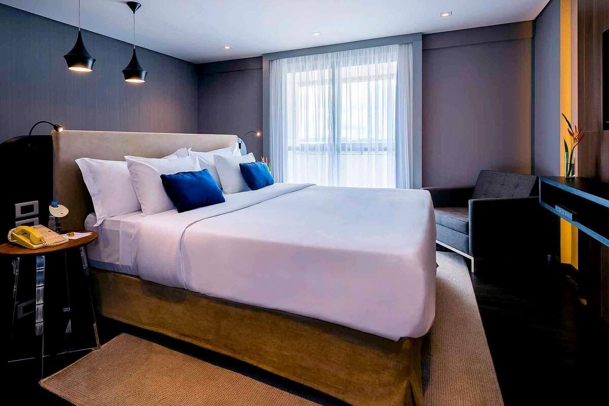 Suíte superluxo, 1 cama King e sofá-cama | Roupas de cama premium, frigobar, cofres nos quartos, escrivaninha