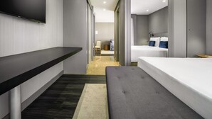 Suite Junior, 1 Tempat Tidur Double | Seprai premium, minibar, brankas, dan meja kerja