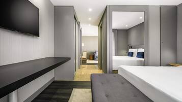 Suíte júnior, 1 cama de casal | Roupas de cama premium, frigobar, cofres nos quartos, escrivaninha