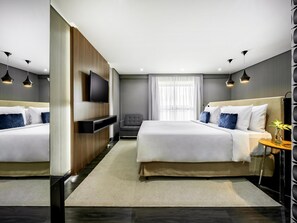 Habitación Deluxe, 1 cama matrimonial | Ropa de cama de alta calidad y minibar 