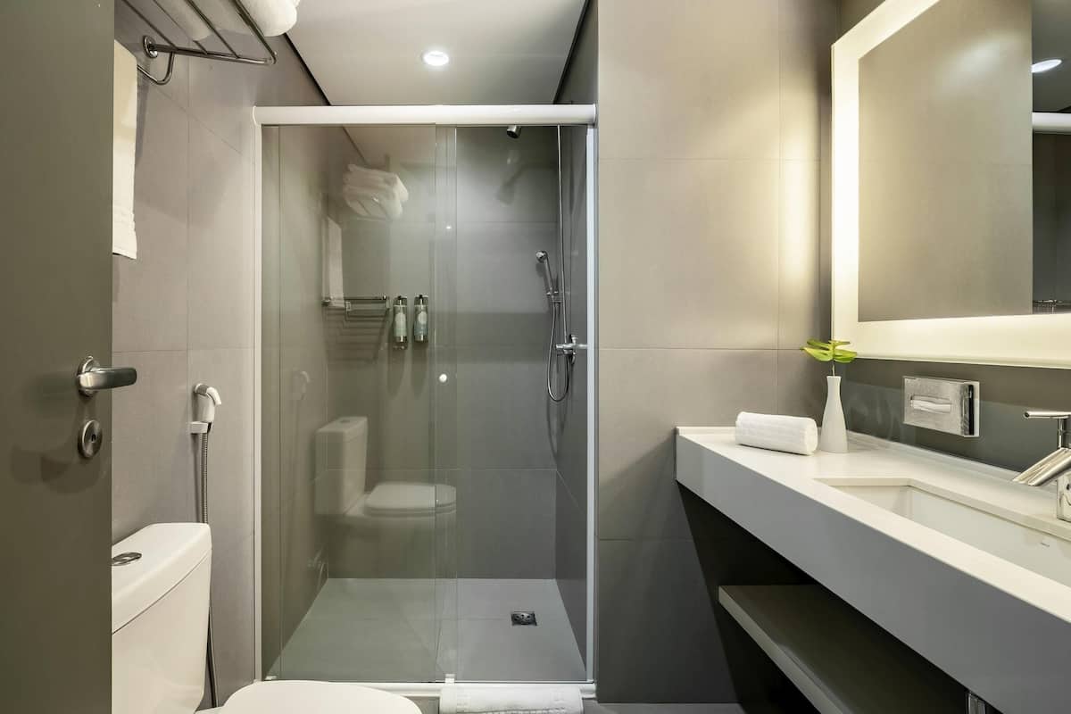 Roupas de cama premium, frigobar, cofres nos quartos, escrivaninha