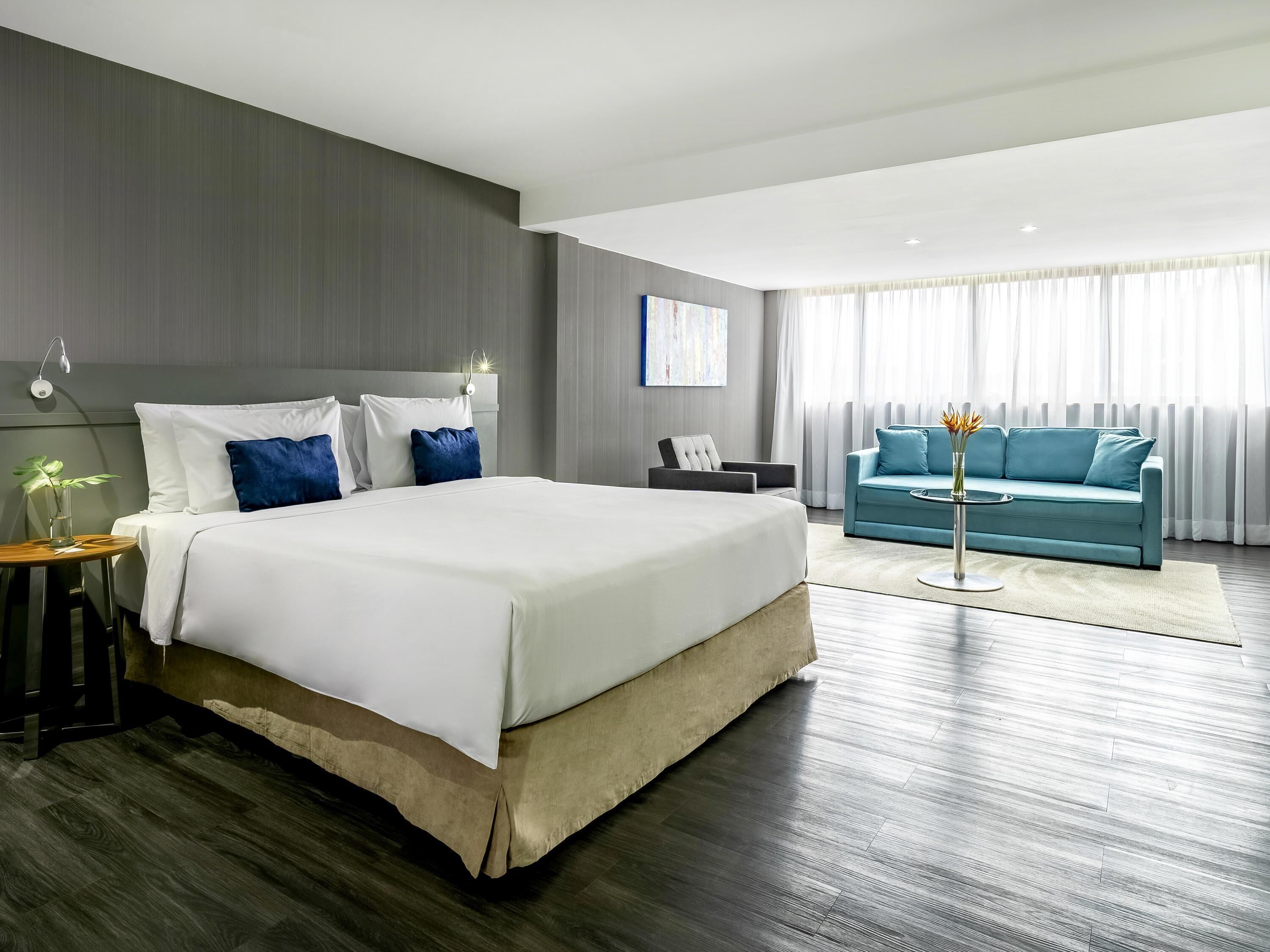 Quarto superior, 1 cama King (Premium) | Roupas de cama premium, frigobar, cofres nos quartos, escrivaninha