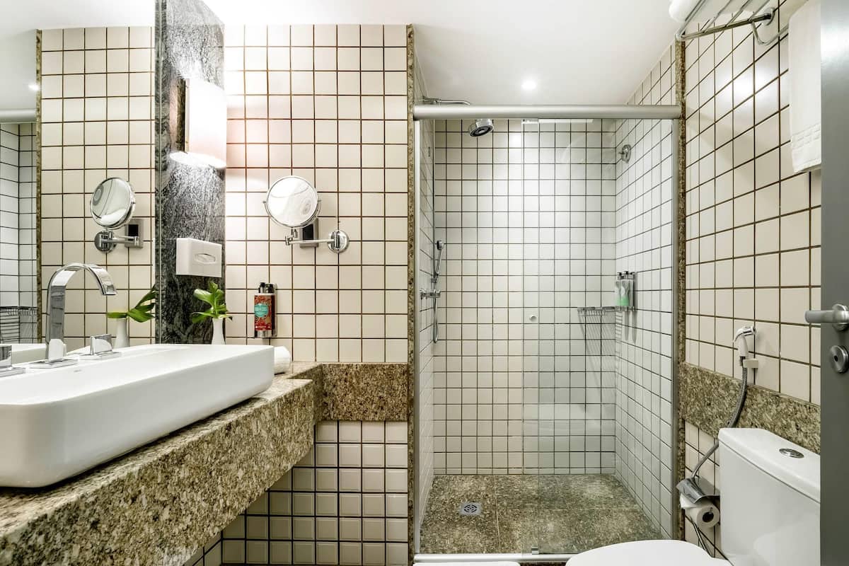 Luxe beddengoed, een minibar, een kluis op de kamer, een bureau