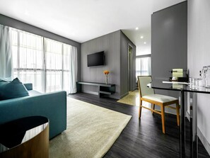 Suite Junior, 1 Tempat Tidur Double | Seprai premium, minibar, brankas, dan meja kerja