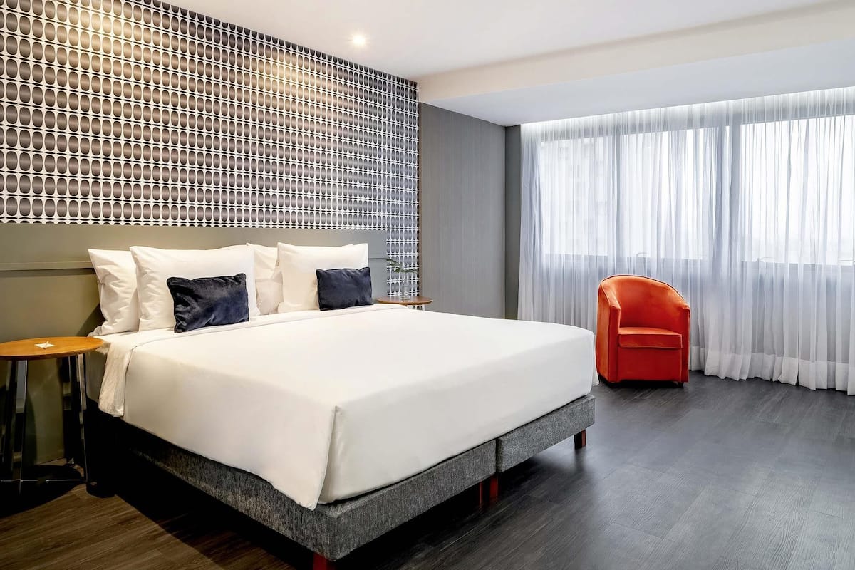 Quarto superior, 1 cama Queen | Roupas de cama premium, frigobar, cofres nos quartos, escrivaninha